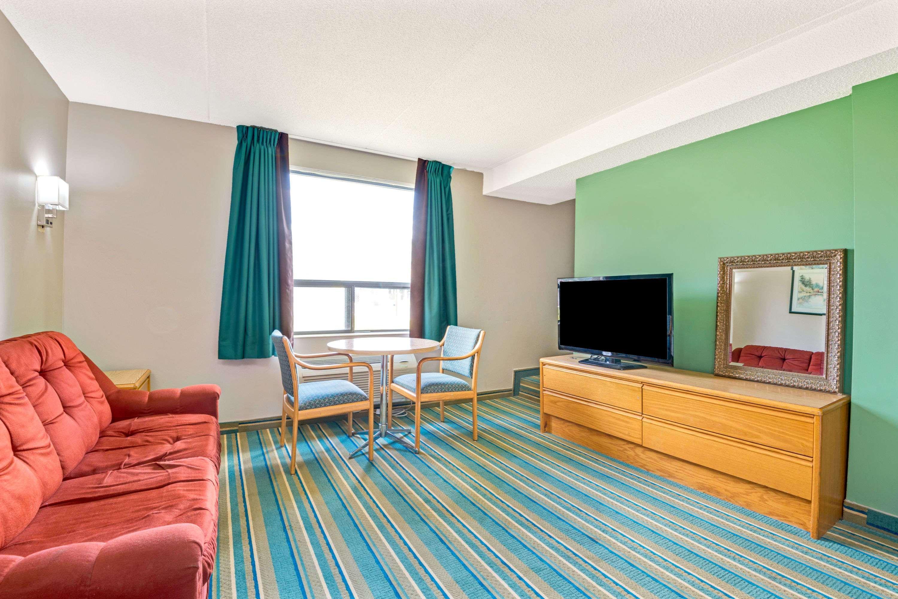 Super 8 By Wyndham Toronto East On Hotel Exterior photo